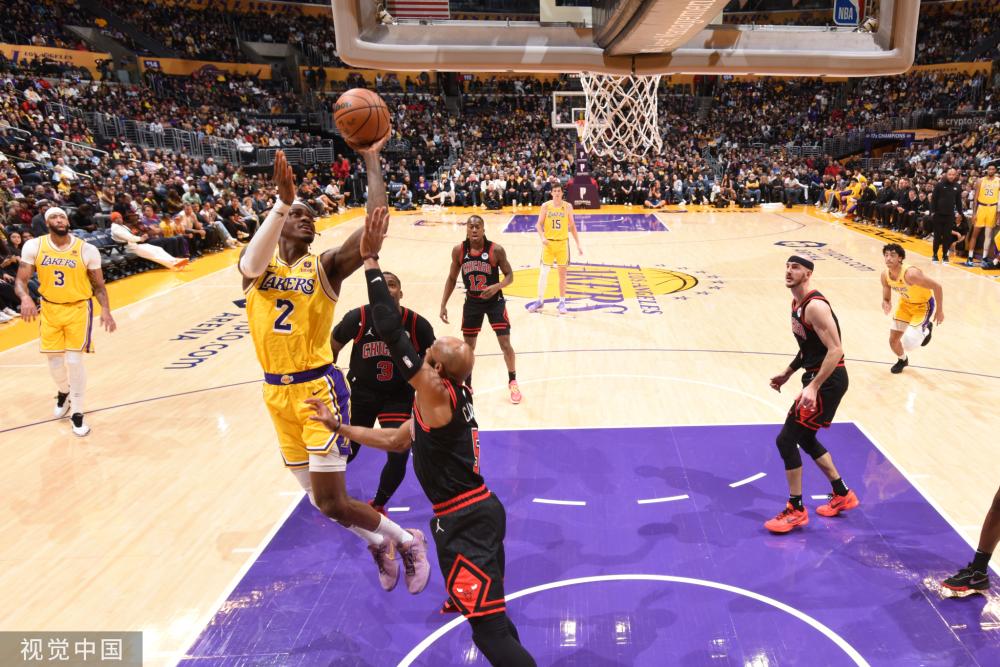 拉比奥特母亲：我在球场吸烟被立即掐灭 举横幅骂我就没事？双标!.